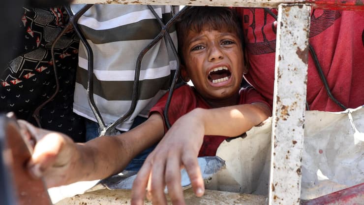 ילד תור ל מזון בעיר עזה בצל טענות למשבר רעב תת-תזונה ברצועה