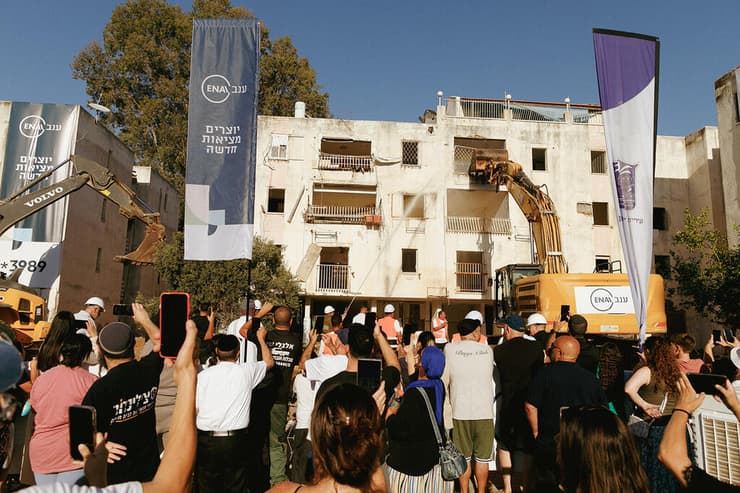 הריסת מבנה ישן במסגרת פינוי בינוי ביהוד מונוסון מתחם מוהליבר 