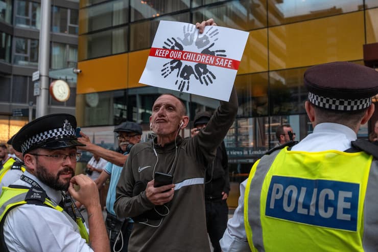 בריטניה הפגנה נגד מהגרים מלון בריטניה