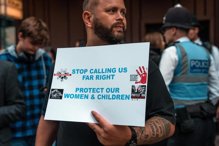 בריטניה הפגנה נגד מהגרים מלון בריטניה