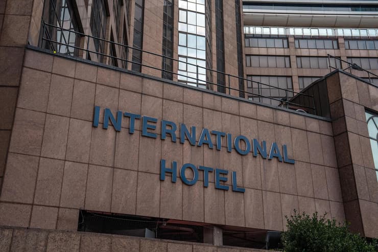 בריטניה הפגנה נגד מהגרים מלון בריטניה