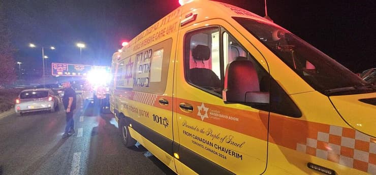 צוות מד"א בירושלים (צילום: תיעוד מבצעי מד"א) רוכב אופנוע נהרג אחרי שהחליק במחלף גולומב בירושלים