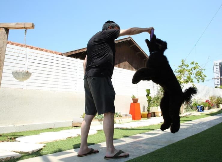 ""הלב שלי קרס ונשבר מרוב צער"". רס"ן (מיל') ג' בבית המאזן ברחובות (צילום: ריאן פרויס) רס"ן (מיל') ג' בבית המאזן ברחובות