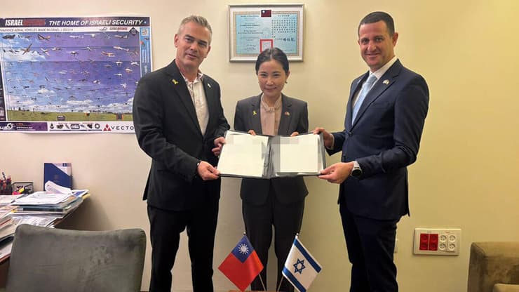 ראש נציגות טאיוואן בישראל אבבי לי, ח"כ בועז טופורובסקי וטל אוהד