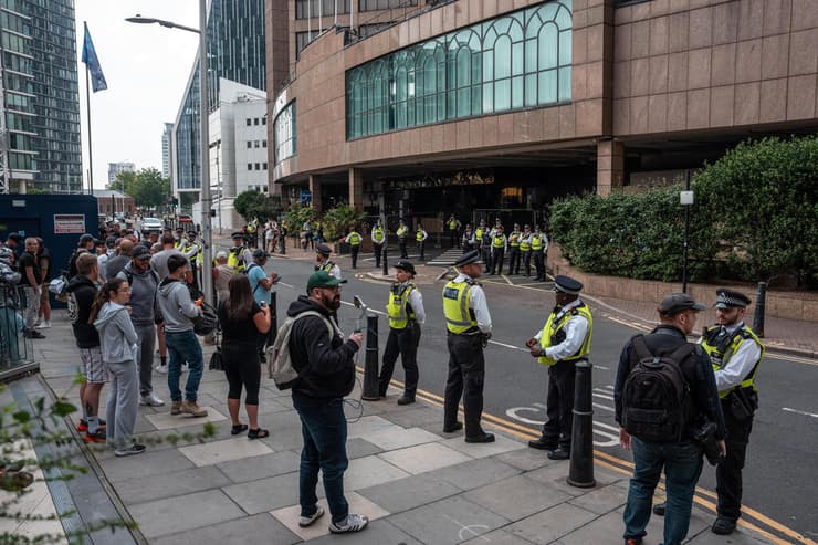 בריטניה הפגנה נגד מהגרים מלון בריטניה