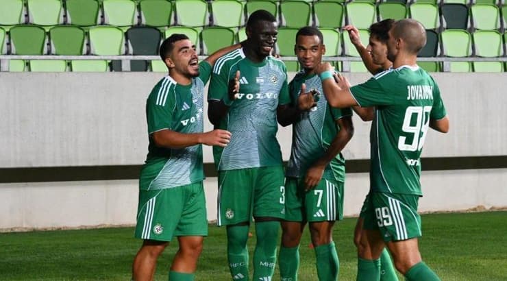 שחקני מכבי חיפה חוגגים (ראובן כהן, מכבי חיפה) שחקני מכבי חיפה חוגגים