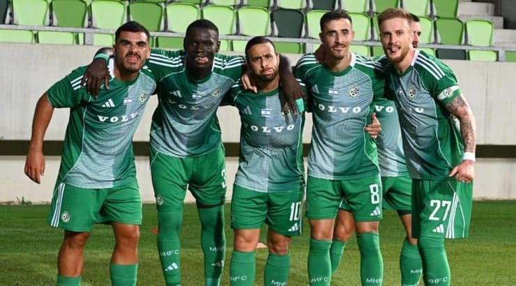 שחקני מכבי חיפה חוגגים (ראובן כהן, מכבי חיפה) שחקני מכבי חיפה חוגגים