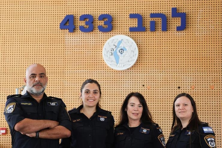 "לא שפטנו את הקורבנות". מימין לשמאל: רעות זריהן, מיכל קורן, ליאל חנוני, דותן יחיא מליחי (צילום: יריב כץ) חוקרי משטרה ביחידה 105 של להב 433