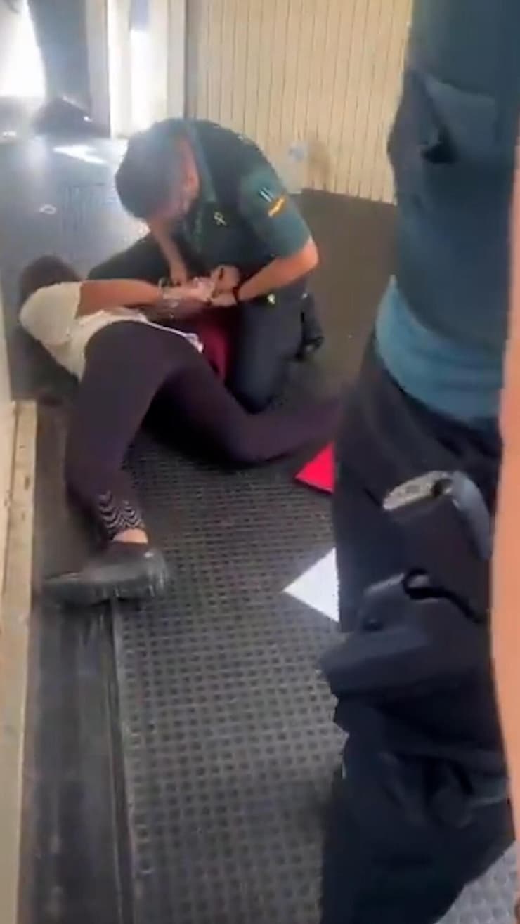 שרו בעברית והורדו בכוח מהטיסה