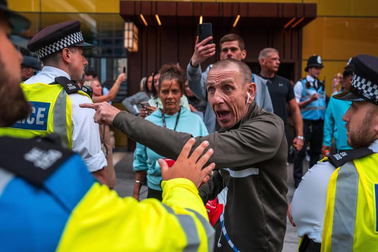 בריטניה הפגנה נגד מהגרים מלון בריטניה