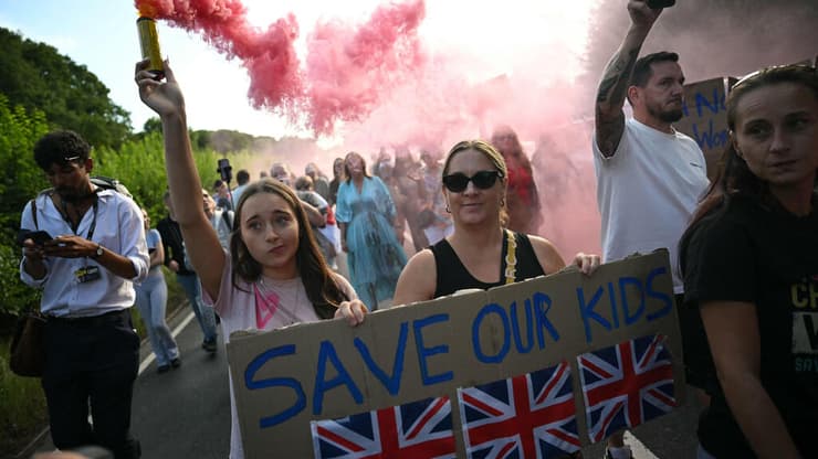 בריטניה הפגנות נגד מהגרים מלון בל