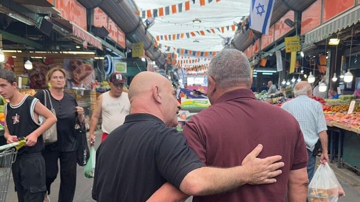 גדי איזנקוט בסיור בשוק התקווה