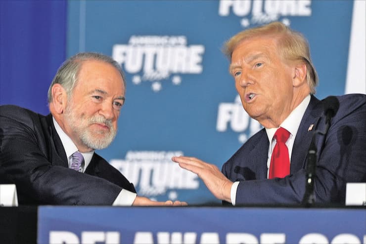 מייק האקבי עם דונלד טראמפ