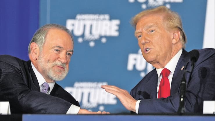 מייק האקבי עם דונלד טראמפ