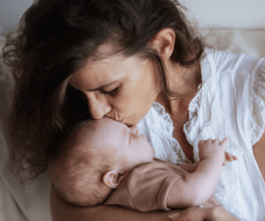 "יש חיים אחרי המחלה. והחיים האלה – הם מתנה". תהילה אלחדד עם בנה רפאל (צילום: נטע ציון) תהילה אלחדד