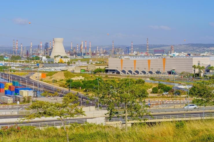 בתי זיקוק במפרץ חיפה (צילום: RnDmS/Shutterstock) בתי זיקוק בחיפה