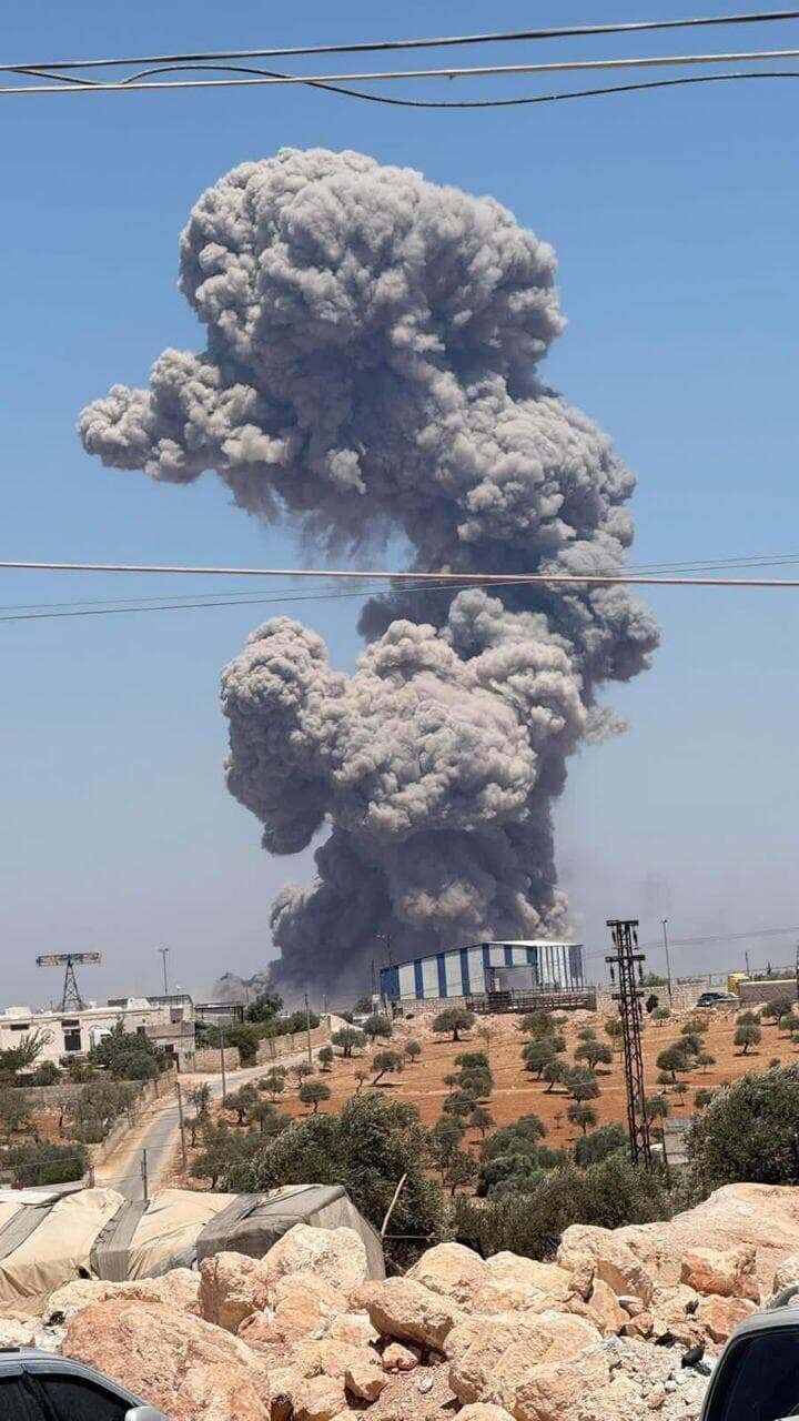 עשן מיתמר מזירת הפיצוץ באידליב, היום בצהריים פיצוץ סוריה אידליב יותר מ 100 פצועים