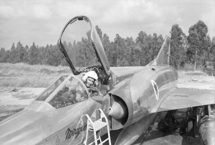 גיורא אפשטיין ליד מטוס מיראז' 3