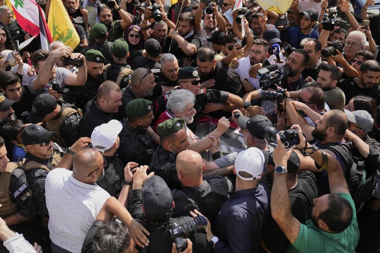 ג'ורג' איבראהים עבדאללה המחבל הלבנוני שריצה 41 שנות מאסר בצרפת בגין תכנון רציחתו בפריז של הדיפלומט הישראלי יעקב בר סימנטוב בשנת 1982 מתקבל בשדה התעופה בביירות