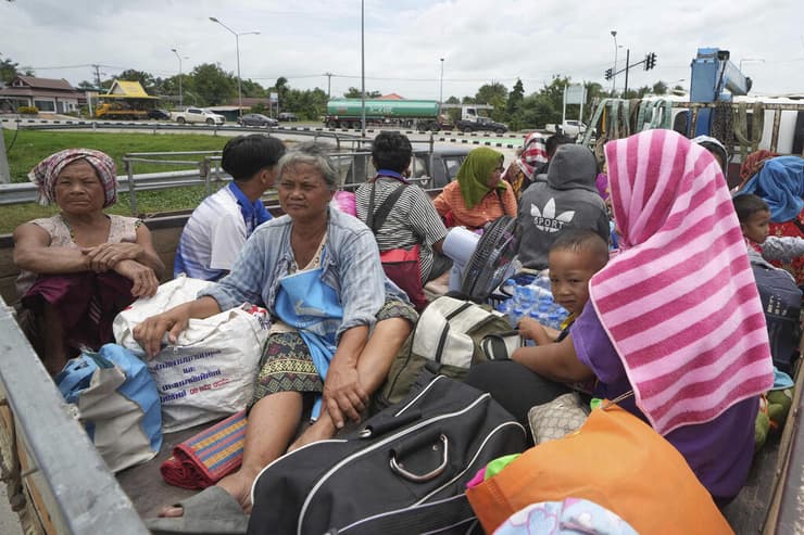 חילופי אש בין תאילנד לקמבודיה, תושבים תאילנדים מתפנים מבתיהם , מחוז סיסאקט