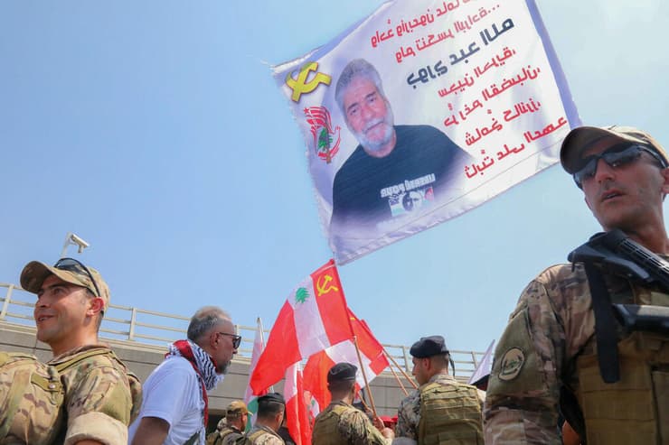 ג'ורג' איבראהים עבדאללה המחבל הלבנוני שריצה 41 שנות מאסר בצרפת בגין תכנון רציחתו בפריז של הדיפלומט הישראלי יעקב בר סימנטוב בשנת 1982 מתקבל בשדה התעופה בביירות