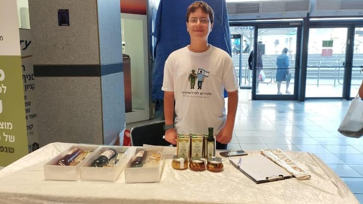 תמיר הר זהב מוכר מוצרים של מילואימניקים בדוכן בקניון. "היה לי חשוב שהעסק יהיה ערכי"   