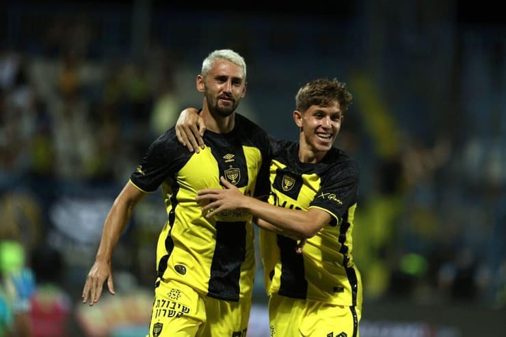 "מחובר הרבה יותר". עומר אצילי עם עדי יונה (צילום: אתר בית"ר ירושלים) שחקן בית"ר ירושלים עומר אצילי עם עדי יונה