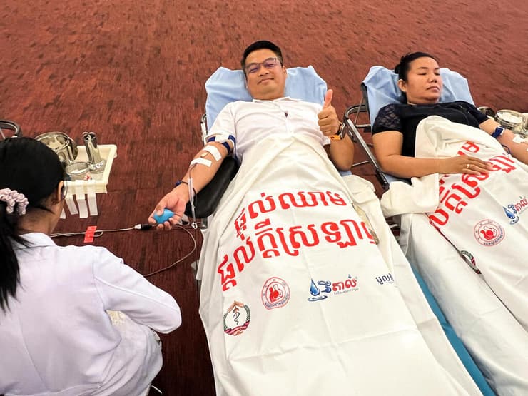 חילופי אש בין תאילנד לקמבודיה, אנשים תורמים דם בפנום פן קמבודיה