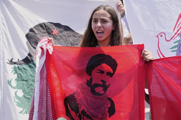 ג'ורג' איבראהים עבדאללה המחבל הלבנוני שריצה 41 שנות מאסר בצרפת בגין תכנון רציחתו בפריז של הדיפלומט הישראלי יעקב בר סימנטוב בשנת 1982 מתקבל בשדה התעופה בביירות