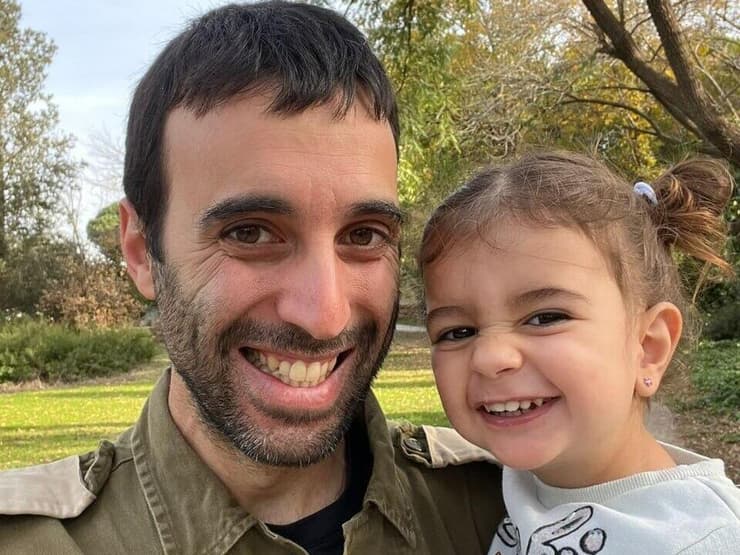 נופר ששון ובתו מיה      