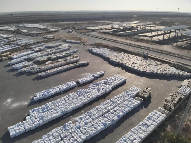 סיוע שמחכה לאיסוף של ארגוני האו"ם בצד הפלסטיני של מעבר כרם שלום (צילום: דוברות מתפ״ש) תכולת המשאיות הממתינות לאיסוף והפצה של גורמי האו"ם בצד הפלסטיני של מעבר כרם שלום