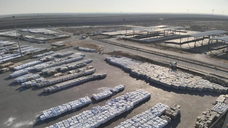  תכולת המשאיות הממתינות לאיסוף והפצה של גורמי האו"ם בצד הפלסטיני של מעבר כרם שלום