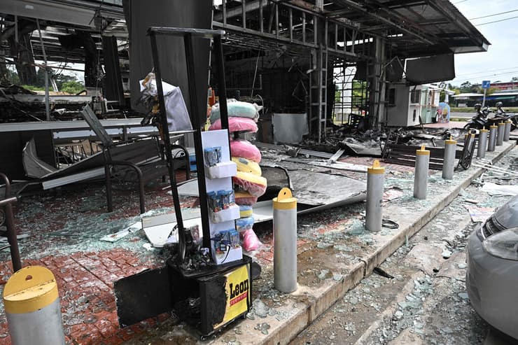 חילופי אש בין תאילנד לקמבודיה, מחוז סיסאקט בגבול תאילנד, הרס בחנות נוחות 7-11