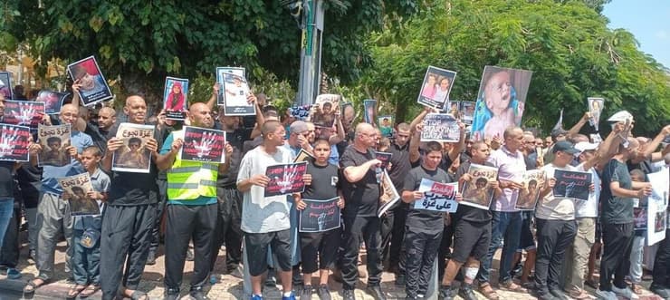 משתתפים היום בהפגנה שהתקיימה בעיר טירה כהזדהות עם תושבי עזה ודרישה להפסקת המלחמה ולספק סיוע לתושבים