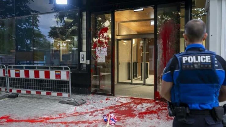 מפגינים פרו פלסטינים השחיתו היום את משרדי משלחת ישראל לאו"ם בז'נבה. הם ריססו את חזית הבניין בצבע אדום וכתבו גרפיטי על הבניין.