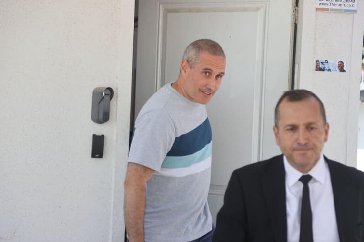 חבר הכנסת חנוך מילביצקי יוצא מהחקירה ב-433