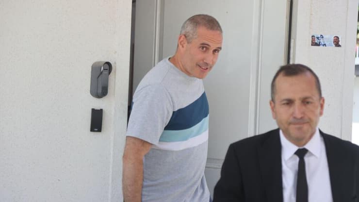 חבר הכנסת חנוך מילביצקי יוצא מהחקירה ב-433