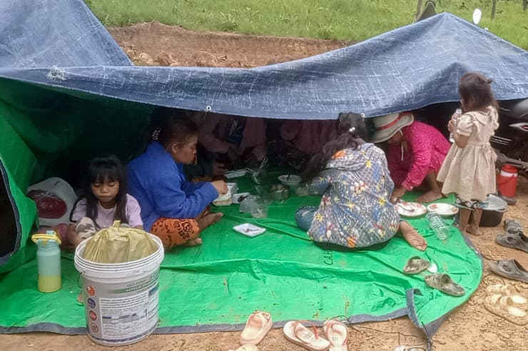 חילופי אש בין תאילנד לקמבודיה, אנשים שנמלטו מבתיהם סמוך לגבול קמבודיה-תאילנד