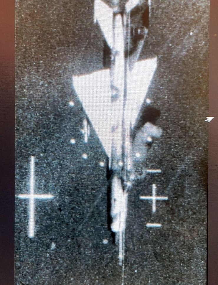 מיג 21 מצרי במבער מלא שנפגע על ידי תותח בקרב אוויר מול גיורא אפשטיין במהלך מלחמת יום הכיפורים