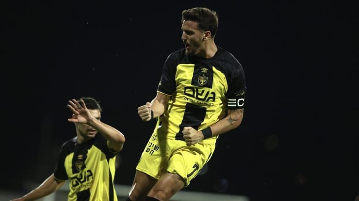 נציגי פנאתינייקוס יעקבו מקרוב. שועה (צילום: אתר בית"ר ירושלים) שחקן בית"ר ירושלים ירדן שועה