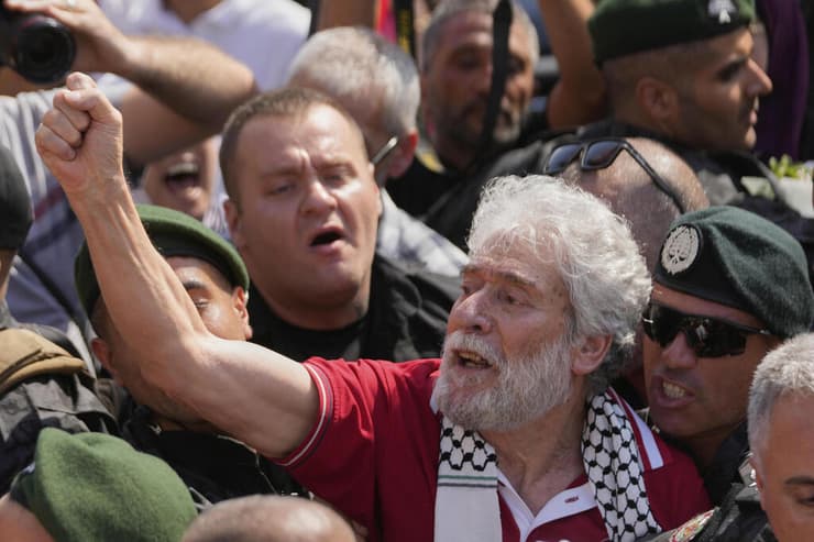 ג'ורג' איבראהים עבדאללה המחבל הלבנוני שריצה 41 שנות מאסר בצרפת בגין תכנון רציחתו בפריז של הדיפלומט הישראלי יעקב בר סימנטוב בשנת 1982 מתקבל בשדה התעופה בביירות