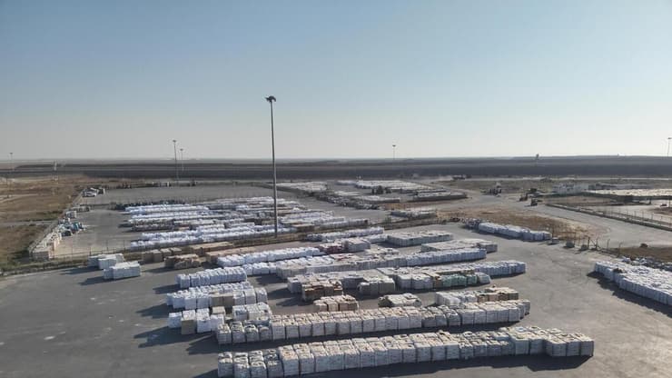 "ישראל חייבת להיערך לפיקוח אמיתי" (צילום: דוברות מתפ״ש) תכולת המשאיות הממתינות לאיסוף והפצה של גורמי האו"ם בצד הפלסטיני של מעבר כרם שלום