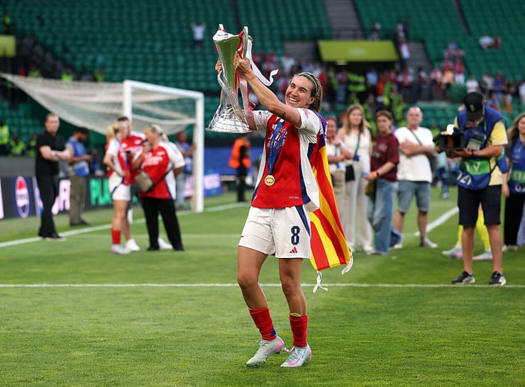 מריונה קלדנטיי חוגגת את הזכייה בליגת האלופות