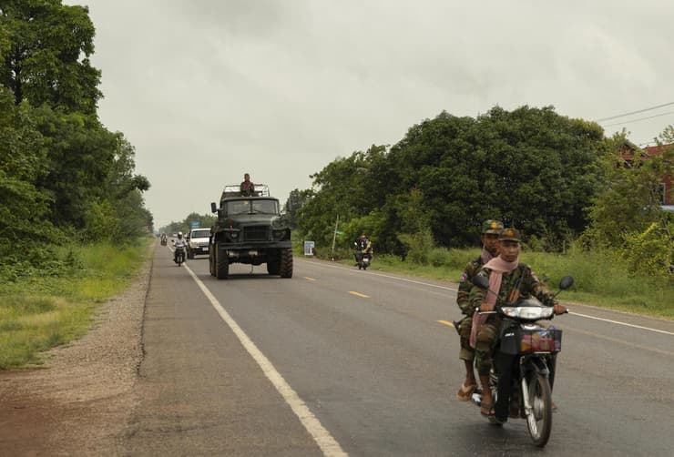 שיירה צבאית קמבודית נצפתה בדרכה לעיר הגבול סמרונג (צילום: AP/Anton L. Delgado) חיילים קמבודיים בכוננות ללחימה עם תאילנד