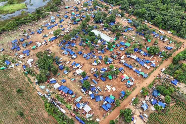פליטים ב תאילנד שברחו מהקרבות עם קמבודיה 