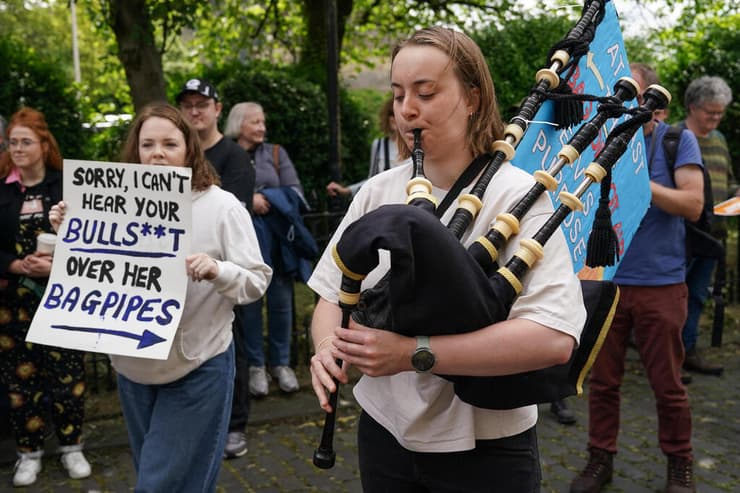 הפגנה נגד נשיא ארה"ב טראמפ ב אדינבורו סקוטלנד 