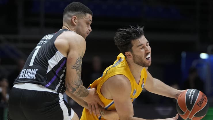 שחקן מכבי ת"א תמיר בלאט מול שחקן פרטיזן בלגרד איפה לונדברג