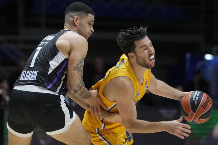 שחקן מכבי תא תמיר בלאט מול שחקן פרטיזן בלגרד איפה לונדברג