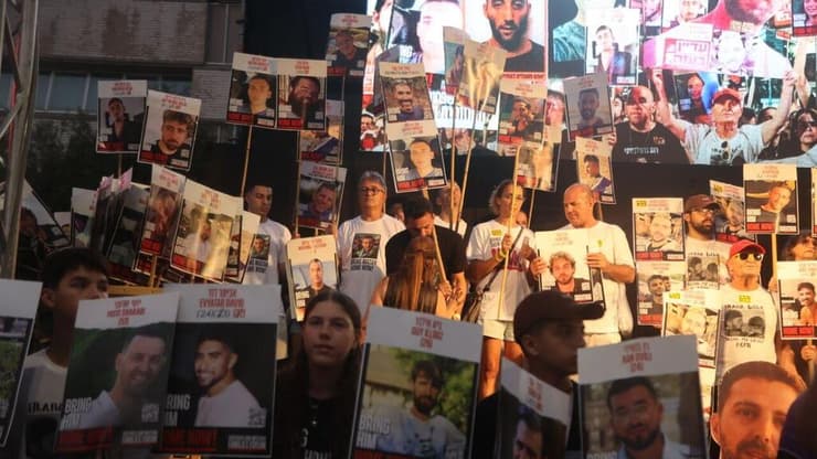 ש"ס ויהדות התורה: "אין מצווה חשובה יותר מפדיון שבויים". עצרת בכיכר החטופים (צילום: מוטי קמחי ) עצרת בכיכר החטופים