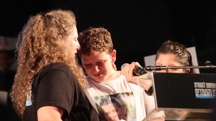 אלה חיימי וילדיה ניר ועינב בעצרת כיכר החטופים